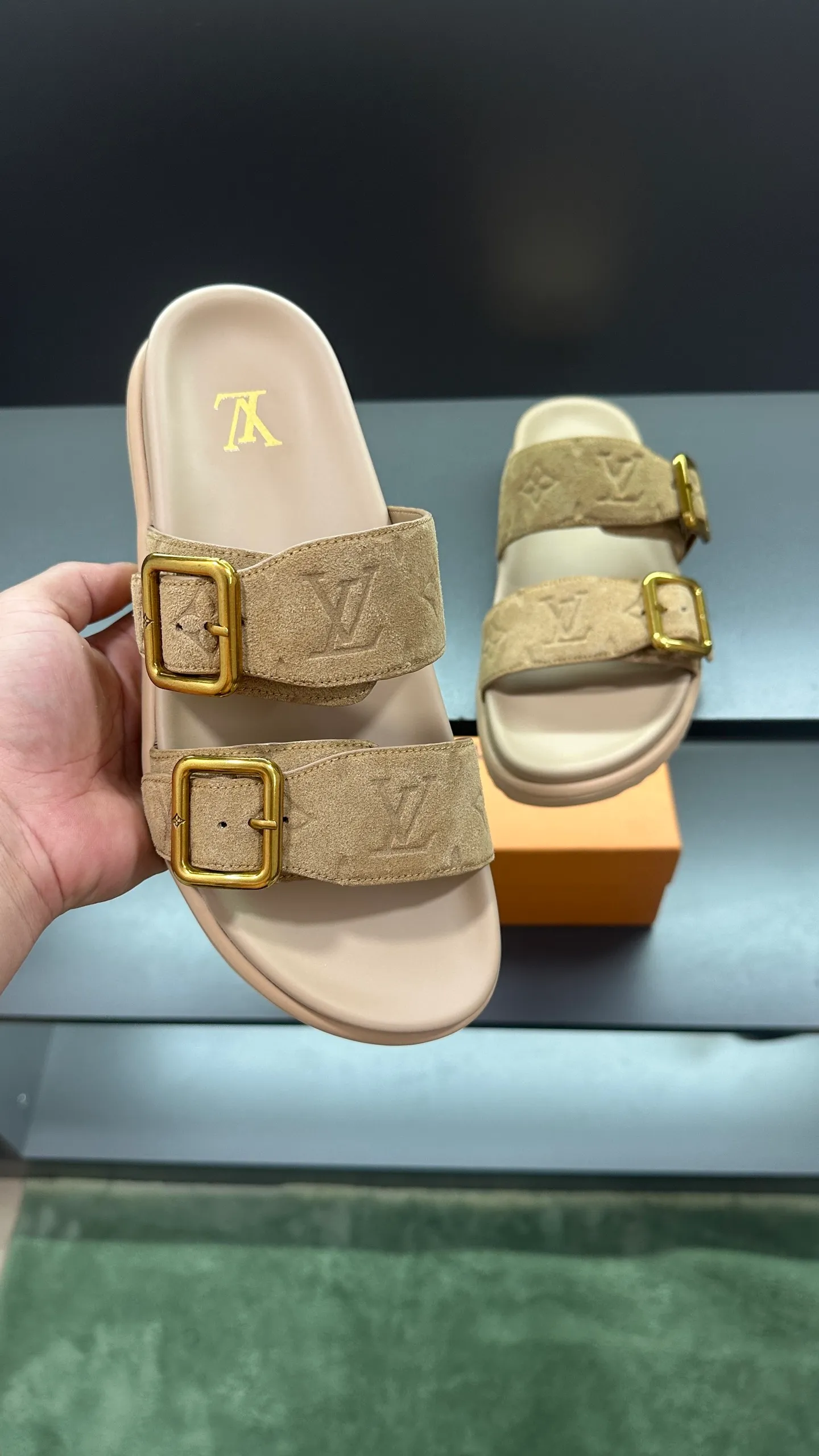 P340 🔍LV Men's Spring and Summer Slippers Counter Synchronization. The uppers are imported cowhide fabrics from Italy, with logo graphics and high-quality craftsmanship. Soles: original soles specially provided by the original factory. Exclusive movable molded soles are super comfortable. Original factory follow-up orders. 🔍🔍High quality. You can enter and leave the counter at will. Welcome to compare. Code number 38-45 No. 058